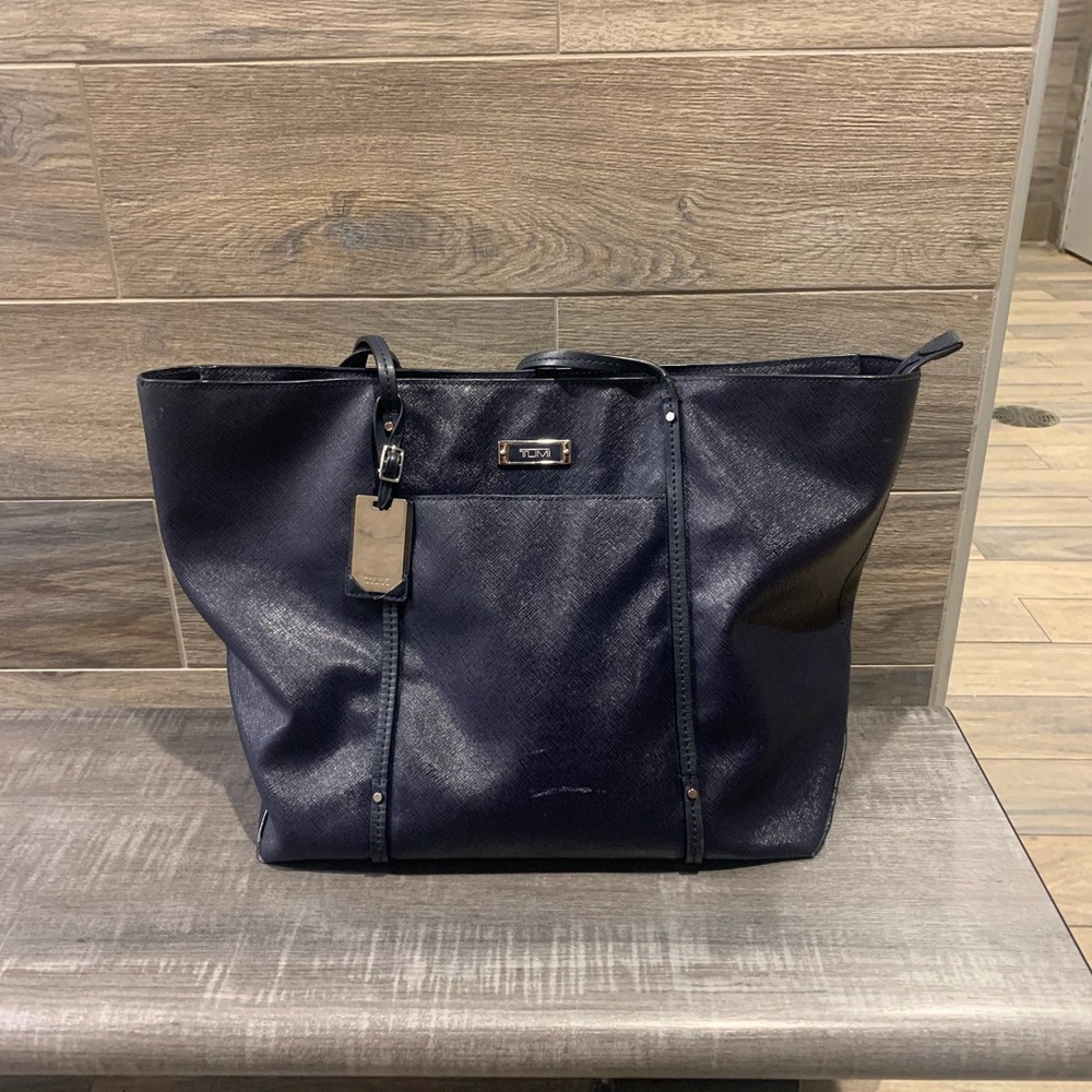 TUMI Voyager Q Tote in Midnight Blue
Textured Vegan leather
Discontinued